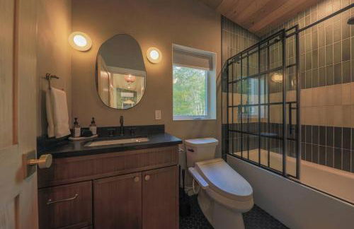 Cozy Luxury Cabin w Hot Tub, Fire Pit, King Bed - Foto 77