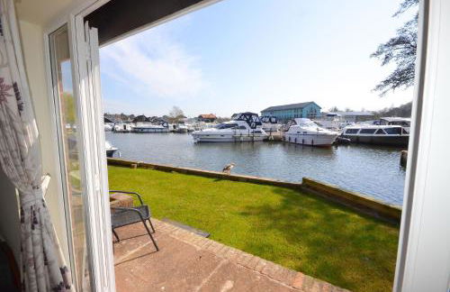 Cavell - sleeps 2 people right in the heart of Wroxham on the Norfolk Broads - Photo 6