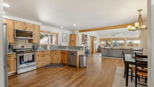 Mountain Retreat with Hot Tub, Game Room and Yard home - Foto 5