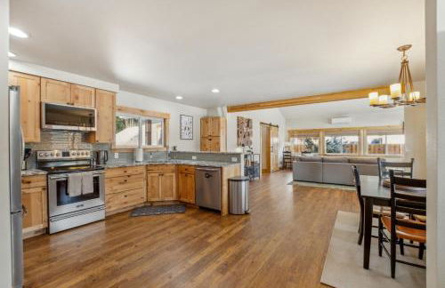 Mountain Retreat with Hot Tub, Game Room and Yard home - Foto 5