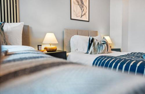 LONG TERM STAY SPECIAL OFFER AVAILABLE! 5-Bedroom Spacious, Stunning Design, Sociable Areas & Cosy House Near South Downs Park, Sleeps 11 with GAMES Room, PRIVATE PARKING and GARDEN - by Blue Puffin Stays - Foto 66