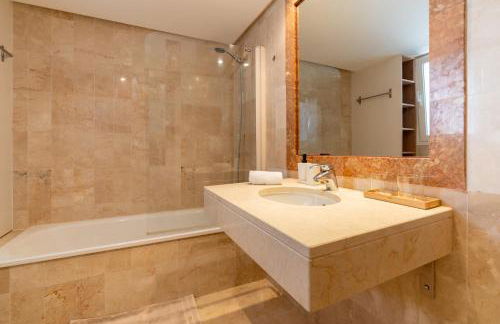 Elegant Marbella Apartment, 5-Pool Oasis, Sunlit Terrace, Garage - Photo 31