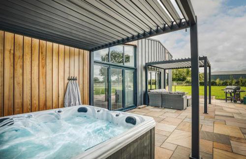 PRIVATE LUXURY BARN IN ITS OWN 0.75ACRES - Photo 2