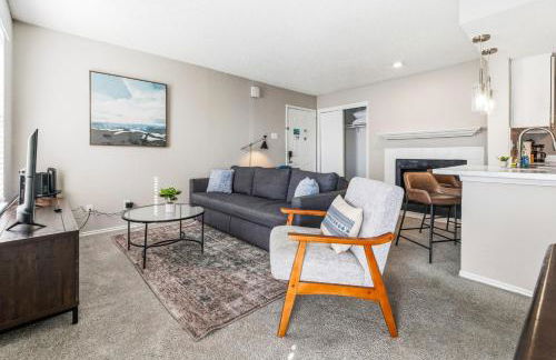 Sleek 2BR Stay with Pool, Gym, and Modern Comforts - Foto 10