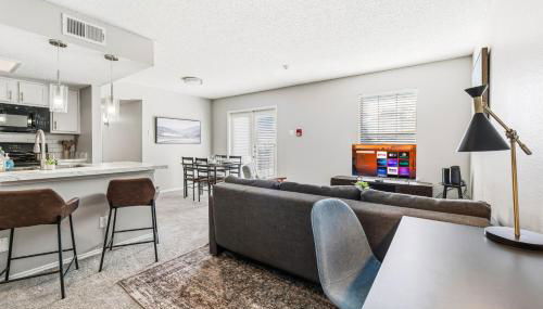 Sleek 2BR Stay with Pool, Gym, and Modern Comforts - Foto 3