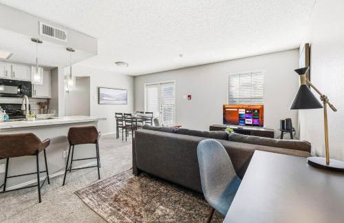 Sleek 2BR Stay with Pool, Gym, and Modern Comforts - Foto 3