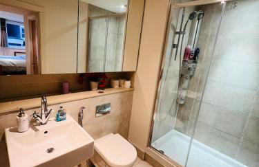 Chelsea Riverfront 2BR & Balcony - Foto 9