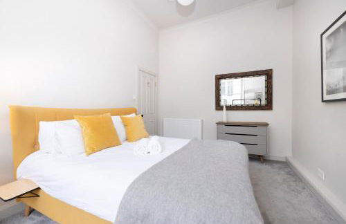 JOIVY Iconic Cockburn Street 4 Bedroom Apartment: Heart of Old Town - Foto 56