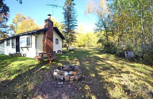 Secluded Lake Cottage Rental with a Dock and a Game Room in Hale, Michigan - Foto 1