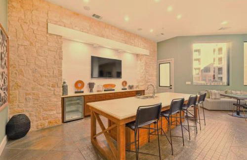 Spacious 1B with Pool Near Legacy West Frisco - Foto 25