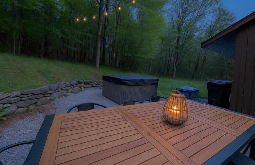 Cozy Berkshires Cabin with Lake, Beach, Hot Tub, Fireplace - The Wilde BNB - Foto 3