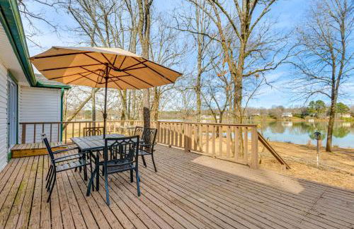 Lakefront Home with Yard and Deck in North Little Rock - Foto 1