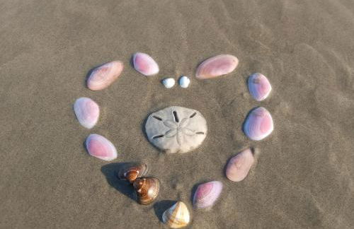 Prédio com piscina na cobertura frente ao mar,apartamento para até 6 pessoas e 3 crianças até 8 anos, churrasqueira na sacada, Wi-Fi grátis, rede de proteção, NÃO oferecemos roupas de cama e banho, 1 vaga de garagem, na Praia Grande-Vila Mirim - Foto 35