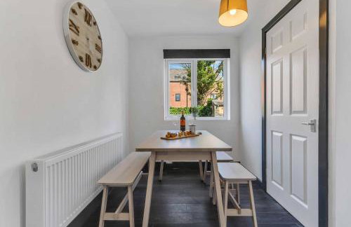 Group-Friendly 4-BR Home with Space & Comfort - Foto 22