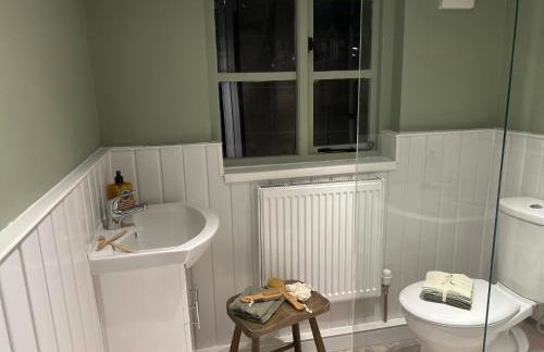 Park View is a beautiful whole entire house close to town centre, sleeps 8 in 4 rooms, 2 doubles and 4 single beds with 2 shower rooms, available for holidays, insurance stays, trades people, contractors, pets welcome - Foto 26