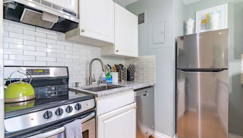 Eclectic Downtown & Cap Hill King bed & Kitchen - Photo 3