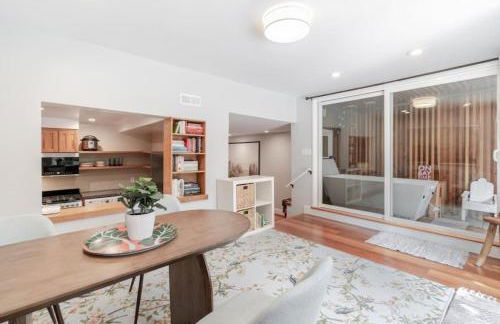 Charming Victorian Oasis with an Elegant and Spacious Haven - Foto 52