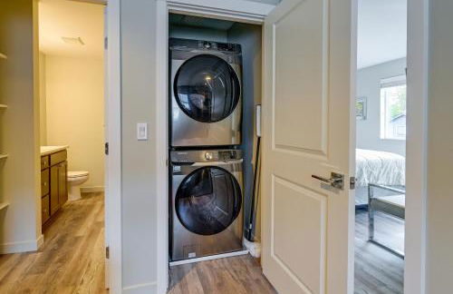 Easy Commuting! Modern SeaTac Unit with Fireplace - Foto 22