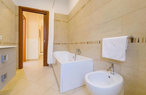 Free parking 5 minutes from the bus stop - Foto 14