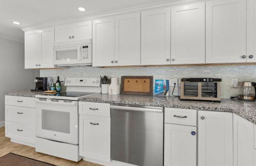 Family Walk to Craigville BeachBright 4BR Coastal Retreat - Foto 20