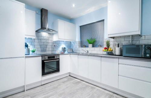 Progressive House 5 Bedrooms Inc Study with Sofabed, Garden, Smart TV in Every Bedroom FREE Parking - Foto 14