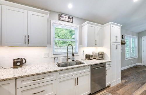 Creekside Cabin in Franklin about 8 Mi to Downtown! - Foto 8