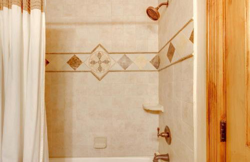 The Inn at Silver Creek Resort Retreat with Balcony! - Foto 17