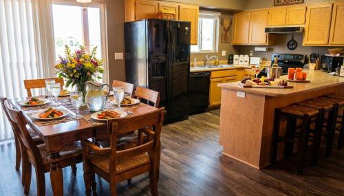 2BR Gated Escape With A Pool And Walk to Dining and Trails - Foto 2