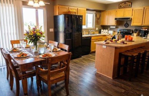 2BR Gated Escape With A Pool And Walk to Dining and Trails - Foto 2