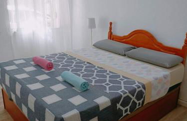 8 mins walk to Train Station Low Cost Youth Hostel - Foto 1