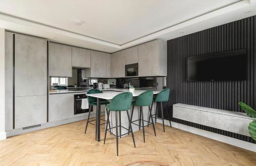 Skyvillion - COZY LARGE 4 & 1 Bed Apartments in London Enfield, Mins to Tube Station, Free Wi-Fi - Foto 28