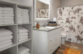 Charming 5BD - UNL 5mins - BBQ, Games & Backyard - Foto 27