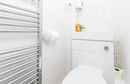 Findon House Spacious 3 bedroom, contractor, relocations friendly,10mins from GATWICK Airport, free parking, WIFI, garden, CRAWLEY - Photo 36