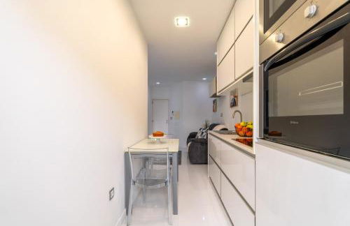 Sleek Apartment with Balcony by HostWise - Foto 16