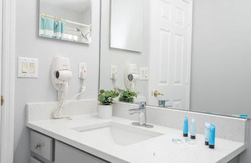 Magical 5-Bedroom Retreat w/ Pool, 3 Ensuite Bedrooms, Near Disney, and Internet! - Foto 8