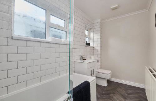 Relaxing 3-Bedroom Home Near the Beach - Foto 11