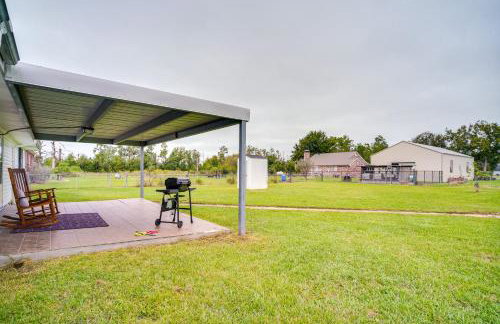 Patio & Grill! Charming 'Lake Charles Landing Pad' - Foto 26