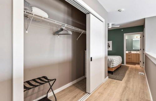 Penthouse Luxury with Pool Patio and City View plus Walk to Broadway - Foto 29