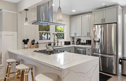 Luxe Backyard Oasis w/ Hot Tub Chic Design South Park Sanctuary - Foto 16