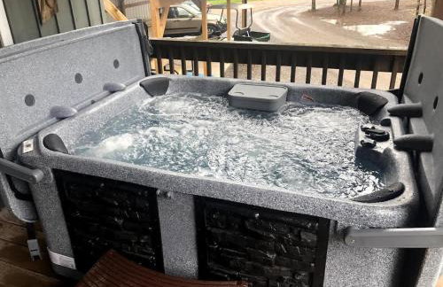 Mr Hills Mercantile Cabin with a hot tub - Photo 15