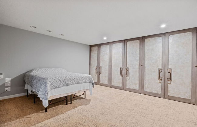 Massive Home w Sauna Pools Hot Tub Fireplaces - Photo 31