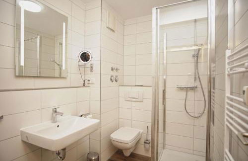 Terrasse, gratis Nutzung vom AHOI Erlebnisbad und Sauna in Sellin - Villa Karola FeWo 02 - Foto 17