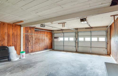 Serene Devils Lake House with Deck and Fire Pit! - Foto 27