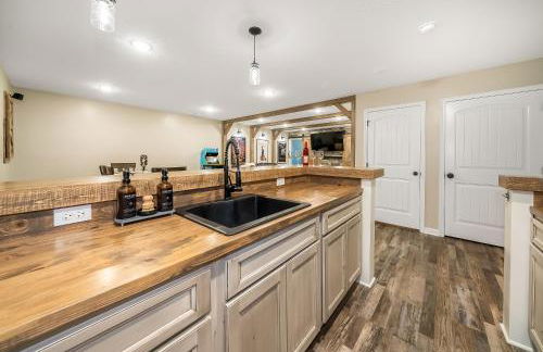 Spacious Country Farmhouse Retreat, Sleeps 16, Pool, Movie Room - Foto 63