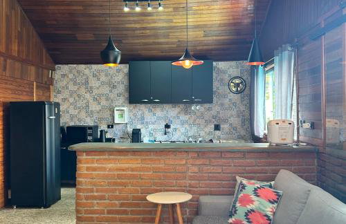 Chalé com PISCINA Privativa, com 2 QUARTOS, ESTACIONAMENTO em Condomínio com PORTARIA 24h, Sauna, Quadras, 3 PISCINAS no condomínio, Pesca e Parquinho Infantil - SmarTV na sala de estar, TV na área CHURRASQUEIRA, Wi-Fi e Cozinha Completa - Foto 28