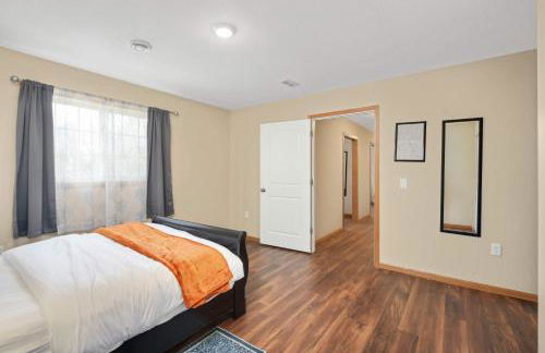 Charming 3-bedroom 1 bath basement nook with backyard view and gazebo - Foto 17