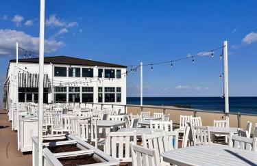 3BR Beach House | Fire Pit & Bar | Steps to Beach - Foto 40