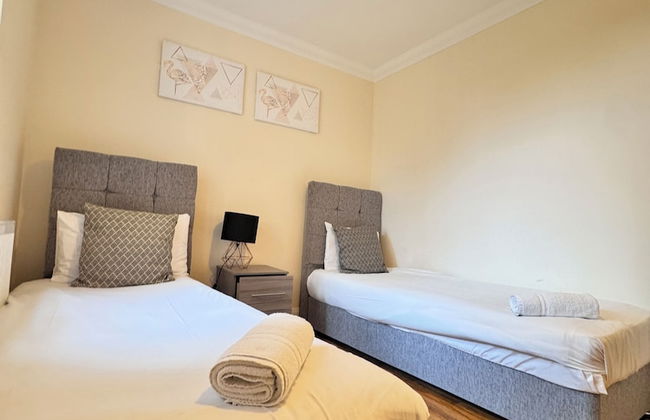 Stay Near Heathrow! Pristine, Convenient & Only 5 Mins to the Terminals - Photo 6
