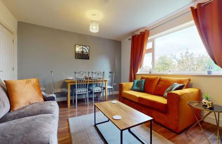 Cosy 2 bed Apartment 1st Floor Business & Leisure Parking and Wifi by Jesswood Properties - Foto 1