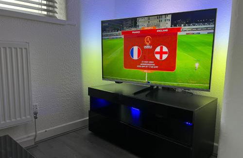 Luxury 2 Bed Apartment, Sleeps 6 with Sofa bed, Close to Sale Town & Tram Station - Photo 13